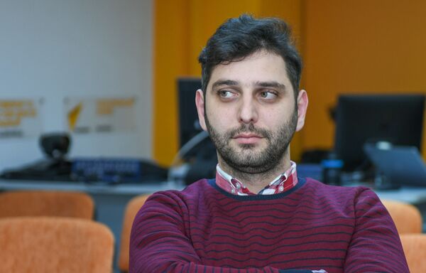 Ведущий радиостанции 100.5 FM Рахман Расулов Ведущий радиостанции 100.5 FM Рахман Расулов - Sputnik Азербайджан