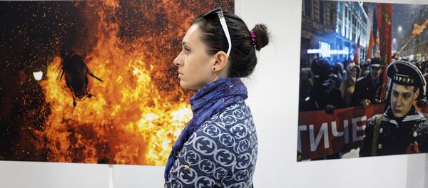 Посетители на открытии выставки победителей конкурса имени Андрея Стенина - Sputnik Азербайджан