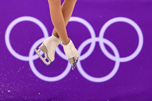 Кэйтлин Осмонд (Канада) выступает в короткой программе женского одиночного катания командных соревнований по фигурному катанию на XXIII зимних Олимпийских играх в Пхенчхане - Sputnik Азербайджан