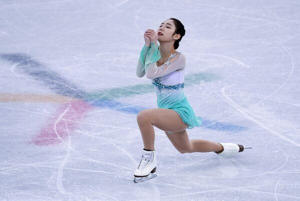 Чхве Да Бин из республики Корея выступает в короткой программе женского одиночного катания командных соревнований по фигурному катанию на XXIII зимних Олимпийских играх в Пхенчхане - Sputnik Азербайджан