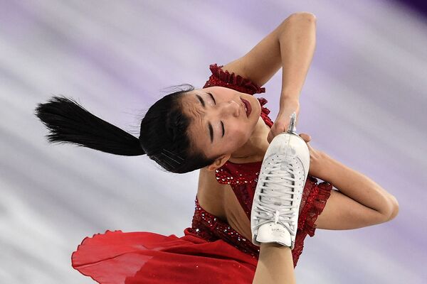 Японская фигуристка Каори Сакамото выступает в произвольной программе женского одиночного катания командных соревнований по фигурному катанию на XXIII зимних Олимпийских играх - Sputnik Азербайджан