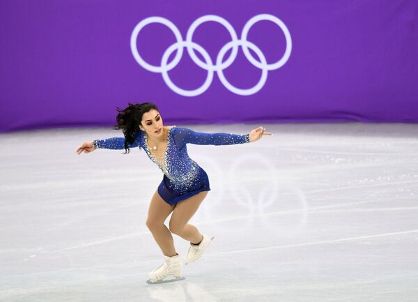 Канадская фигуристка Габриэль Дэйлман выступает в произвольной программе женского одиночного катания командных соревнований по фигурному катанию на XXIII зимних Олимпийских играх - Sputnik Азербайджан