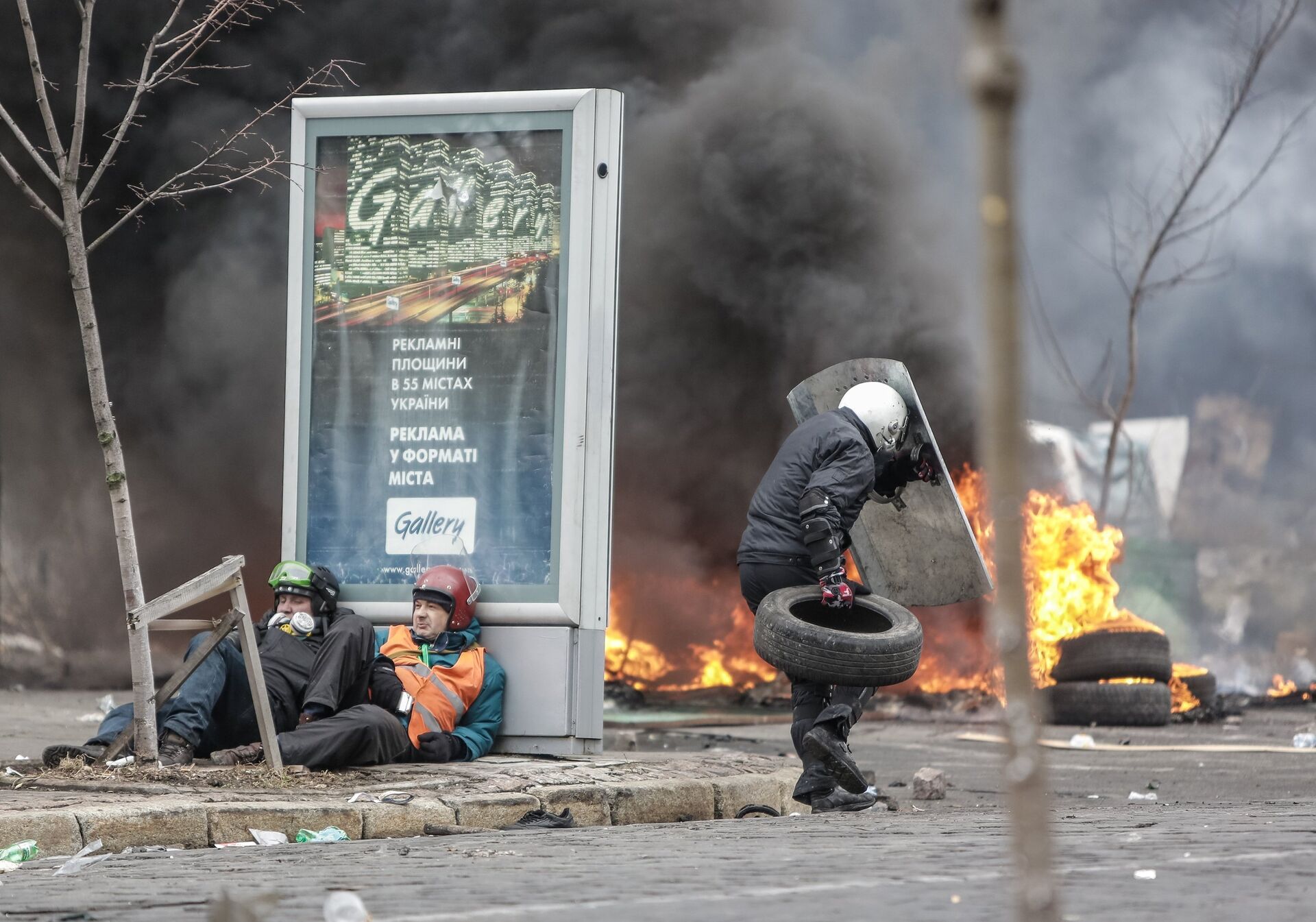 Сторонники оппозиции во время столкновений на улице Институской в Киеве, 20 февраля 2014 года - Sputnik Азербайджан, 1920, 21.02.2024
