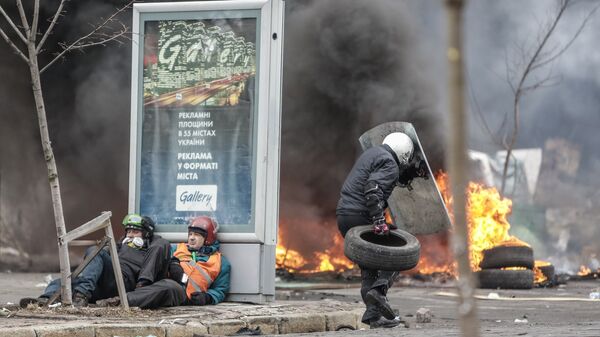 Сторонники оппозиции во время столкновений на улице Институской в Киеве, 20 февраля 2014 года - Sputnik Азербайджан
