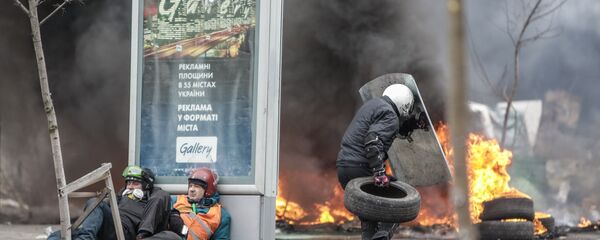 Сторонники оппозиции во время столкновений на улице Институской в Киеве, 20 февраля 2014 года - Sputnik Азербайджан