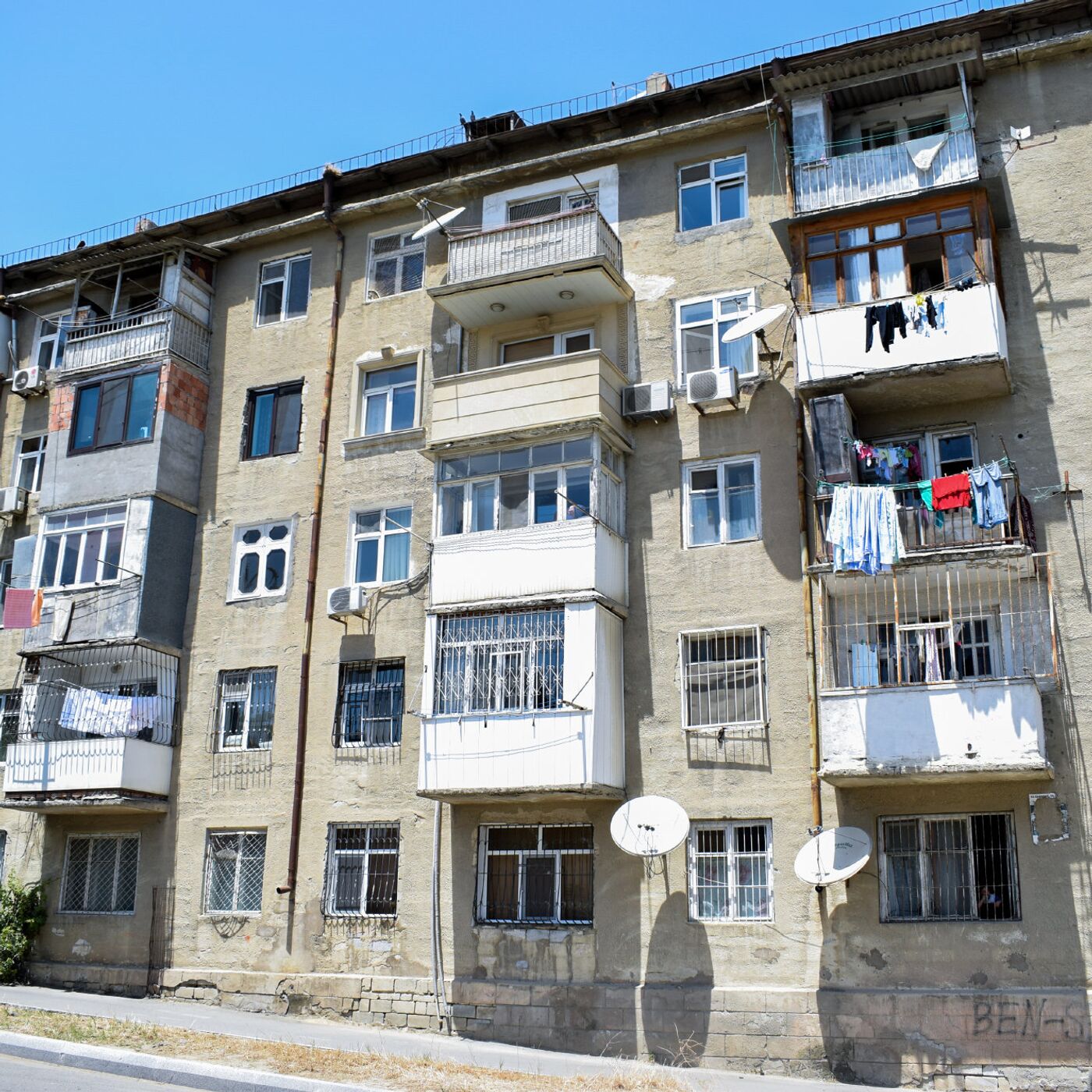 В Баку сносят старые дома и застраивают новые территории