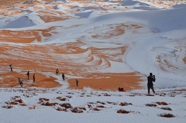 Снег в алжирской части пустыни Сахара 2008 год - Sputnik Азербайджан