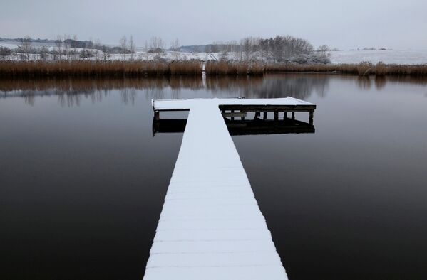 Покрытый снегом пирс виден на озере близ от деревни Этьек, Венгрия - Sputnik Азербайджан