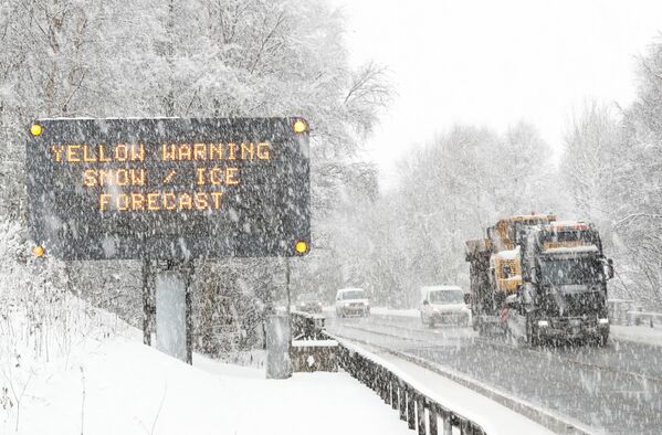 Грузовик проезжает мимо знака, предупреждающего о неблагоприятных погодных условиях на трассе A9 в Килликранки, Шотландия - Sputnik Азербайджан