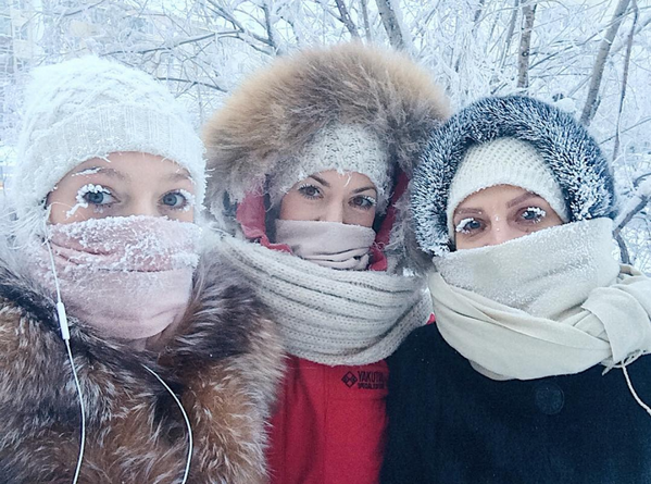 Девушки на улице во время сильных морозов в Якутске - Sputnik Азербайджан