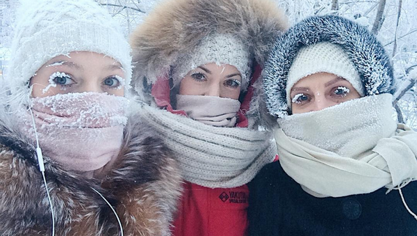 Девушки на улице во время сильных морозов в Якутске - Sputnik Азербайджан