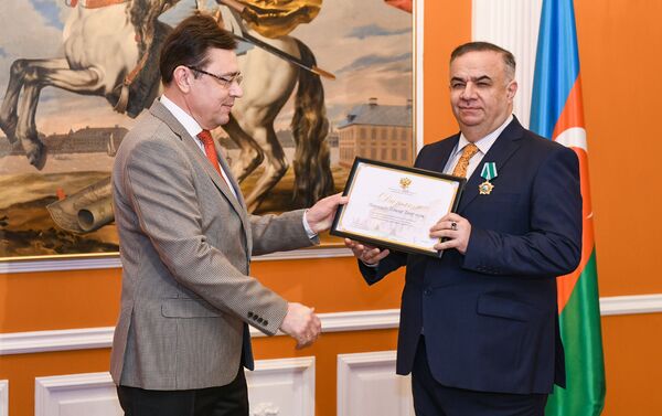 Глава азербайджанского филиала МТРК Мир Ильгар Пашазаде во время награждения - Sputnik Азербайджан