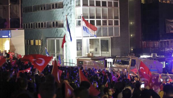 Hollandiya səfirliyi qarşısında etiraz aksiyası, Ankara 12 mart 2017 - Sputnik Azərbaycan
