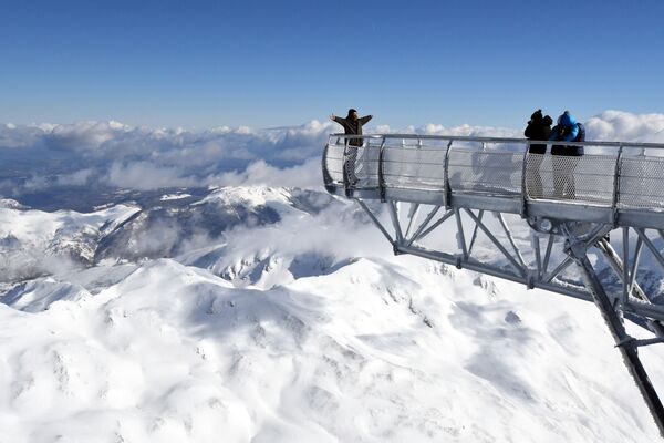 Мужчина позирует на 12-метровой платформе, расположенной над одной из самых высоких горных вершин Франции Миди-де-Бигор - Sputnik Азербайджан