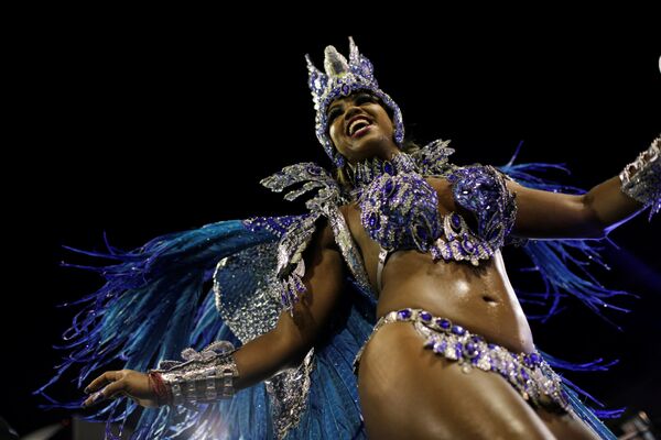 Участница бразильского карнавала в Рио-де-Жанейро - Sputnik Азербайджан