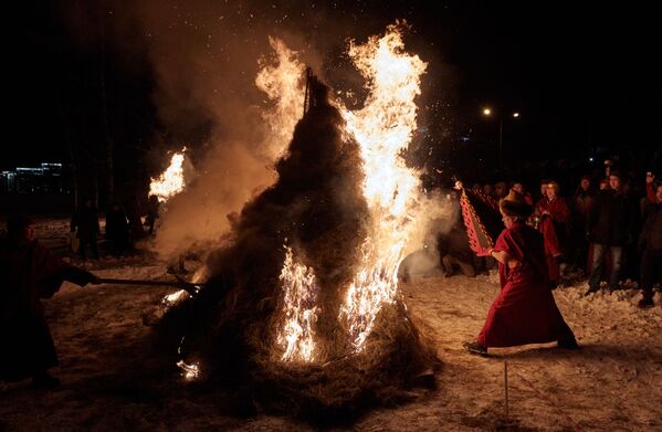 Ритуальный костер во время обряда очищения Дугжууба в преддверии празднования Нового года в Санкт-Петербургском буддийском храме Дацан Гунзэчойнэй - Sputnik Азербайджан