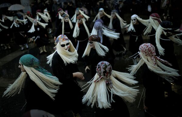 Женщины в образе ведьмы Ламии танцуют на баскском карнавале в испанском городе Мундака - Sputnik Азербайджан
