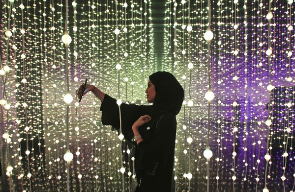 Женщина делает селфи на выставке «Край правительства» в Музее будущего в Дубае, ОАЭ - Sputnik Азербайджан