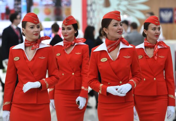 Стюардессы авиакомпании Аэрофлот на Российском инвестиционном форуме (РИФ-2018) в Сочи - Sputnik Азербайджан