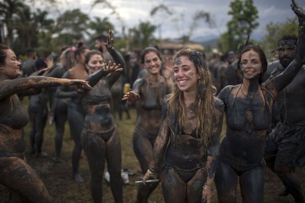 Участники грязевого карнавала Bloco da Lama в Бразилии - Sputnik Азербайджан