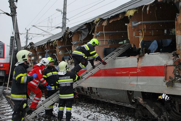 Спасатели на месте железнодорожной катастрофы в Австрии - Sputnik Азербайджан