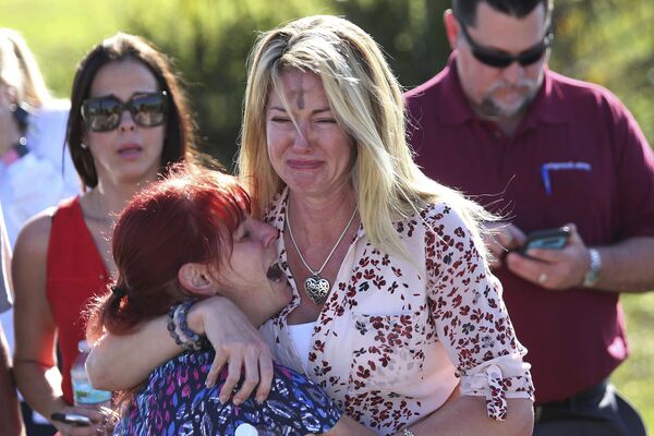 Родители ждут новостей после стрельбы в школе Marjory Stoneman Douglas High School в штате Флорида, США - Sputnik Азербайджан