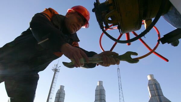 Рабочий на газовой компрессорной станции, фото из архива - Sputnik Азербайджан