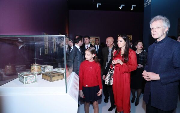 В Центре Гейдара Алиева открылась выставка известного художника Альфонса Мухи - Sputnik Азербайджан