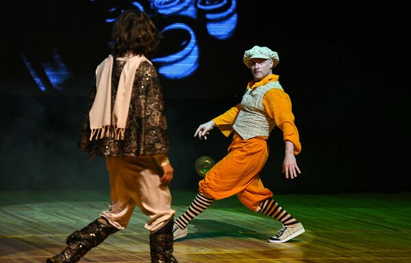 Спектакль Маленький принц театра Молчи и танцуй на сцене Дворца им. Гейдара Алиева - Sputnik Азербайджан