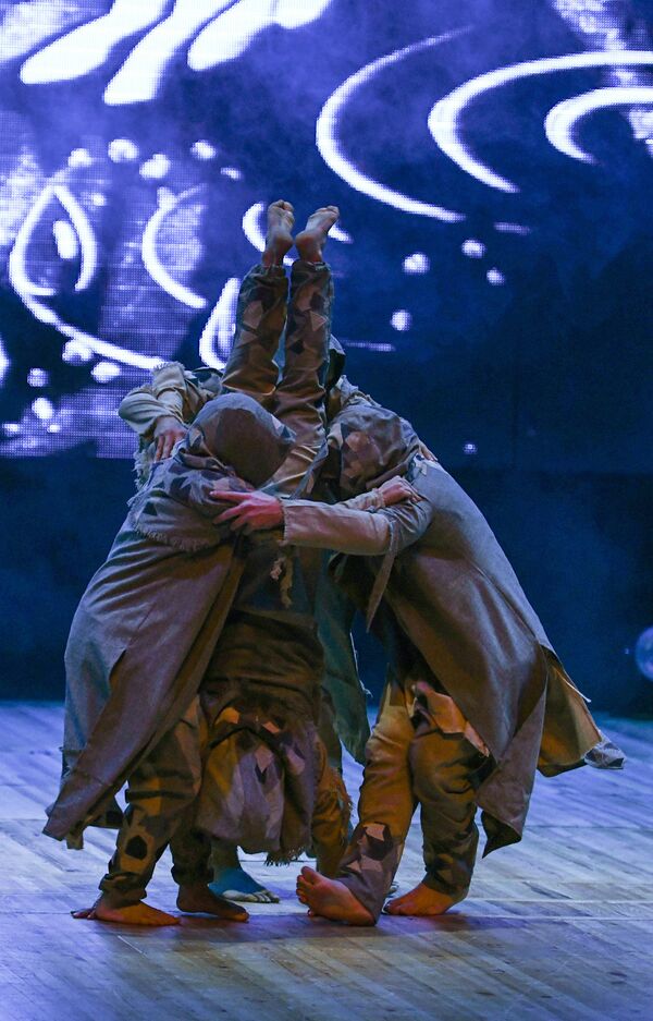 Спектакль Маленький принц театра Молчи и танцуй на сцене Дворца им. Гейдара Алиева - Sputnik Азербайджан