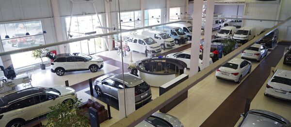 Автомобили в автосалоне, фото из архива Автомобили в автосалоне, фото из архива - Sputnik Азербайджан