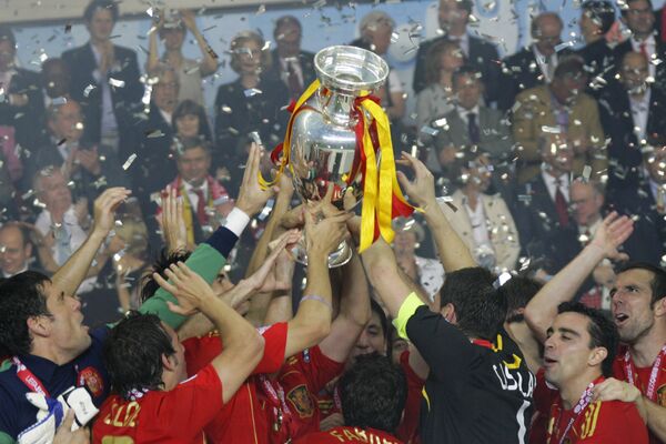 Сборная Испании – чемпион Европы. Финальный матч первенства Старого Света 2008 года закончился победой сборной Испании над национальной командой Германии со счетом 1:0. Сборная Испании – чемпион Европы. Финальный матч первенства Старого Света 2008 года закончился победой сборной Испании над национальной командой Германии со счетом 1:0. - Sputnik Азербайджан