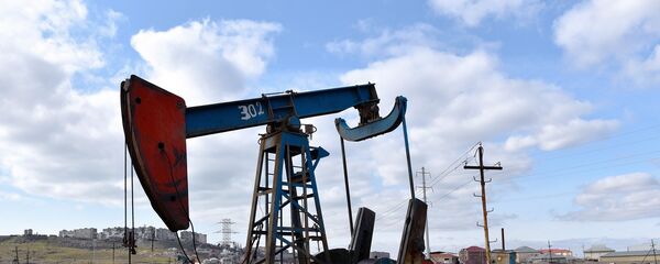 Нефтяной насос в Сураханском районе Баку Нефтяной насос в Сураханском районе Баку - Sputnik Азербайджан