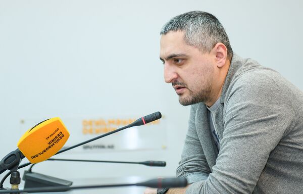 Известный азербайджанский кинооператор Рауф Гурбаналиев Известный азербайджанский кинооператор Рауф Гурбаналиев - Sputnik Азербайджан
