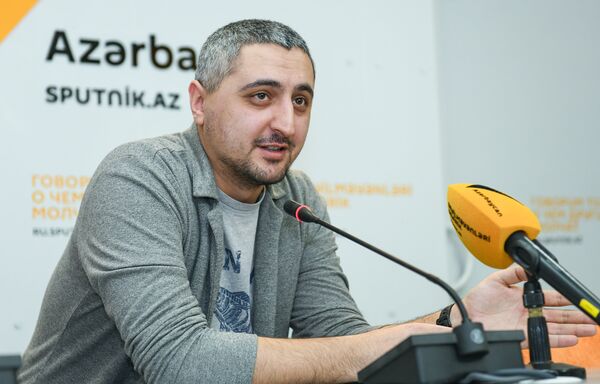 Известный азербайджанский кинооператор Рауф Гурбаналиев Известный азербайджанский кинооператор Рауф Гурбаналиев - Sputnik Азербайджан