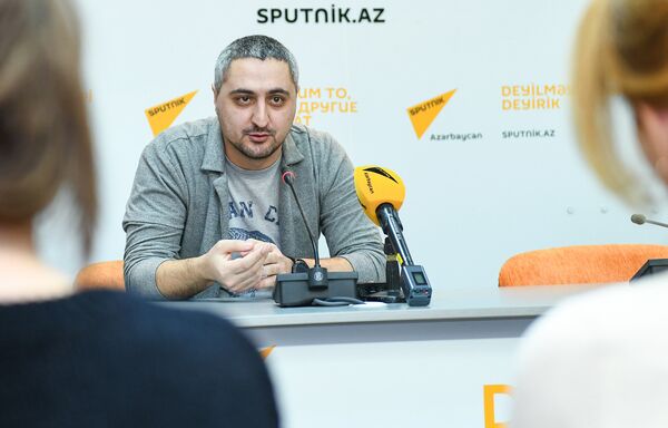 Известный азербайджанский кинооператор Рауф Гурбаналиев Известный азербайджанский кинооператор Рауф Гурбаналиев - Sputnik Азербайджан