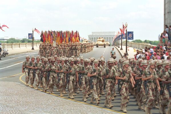 Военный парад в в честь успешного завершения военной операции в Персидском заливе центре Вашингтона, США, 8 июня 1991 года - Sputnik Азербайджан