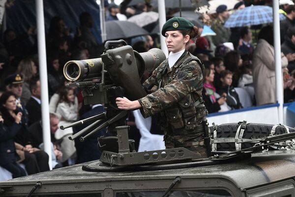 Греческие военные принимают участие в военном параде во время празднования Дня Охи - Sputnik Азербайджан