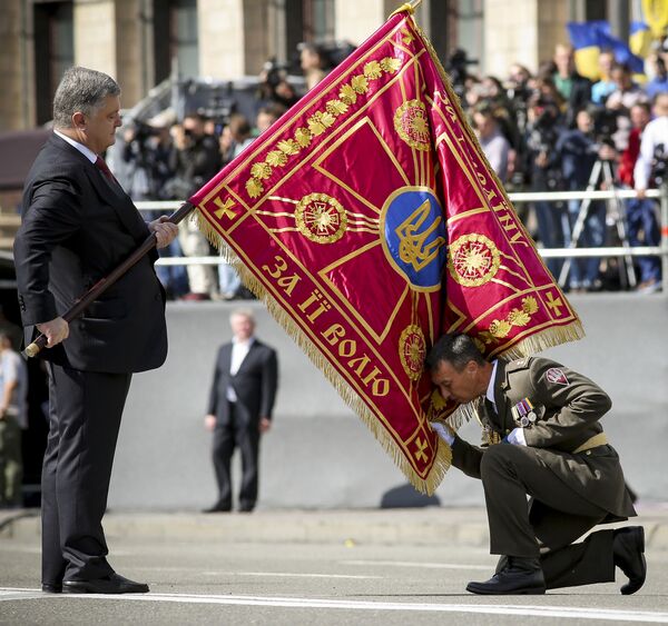 Президент Украины Петр Порошенко на параде в честь Дня независимости в Киеве - Sputnik Азербайджан