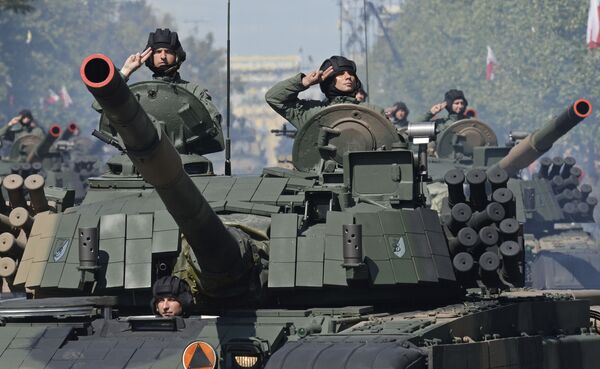 Польские танкисты салютуют во время ежегодного военного парада в день Польской армии в Варшаве - Sputnik Азербайджан