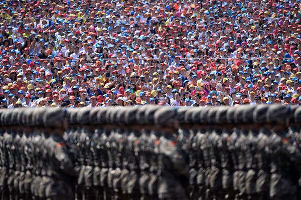 Зрители наблюдают за маршем китайских солдат во  время военного парада на площади Тяньаньмэнь в Пекине - Sputnik Азербайджан
