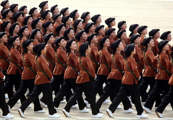Женщины-военные вьетнамской армии во время парада в Ханое - Sputnik Азербайджан
