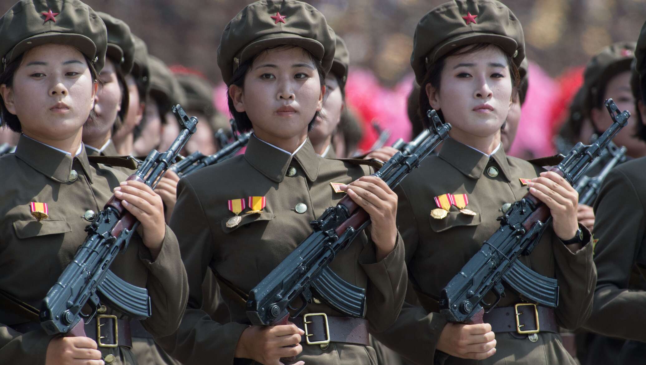 Какое время северной кореи. Северная Корея военные кореянки. Военная форма Северной Кореи. Северная Корея униформа солдаток. Солдат Северной Кореи и Южной Кореи.