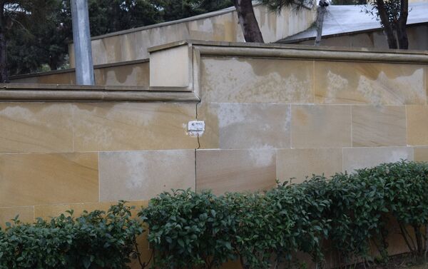 Трещины на стенах на территории Аллеи Шехидов в Баку - Sputnik Азербайджан