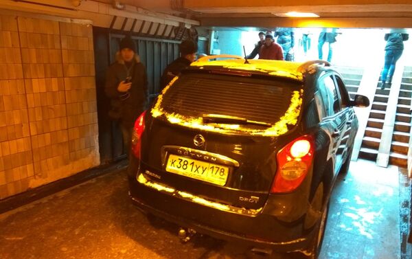 Пенсионер въехал на автомобиле в подземный переход у метро Московская в Санкт-Петербурге - Sputnik Азербайджан