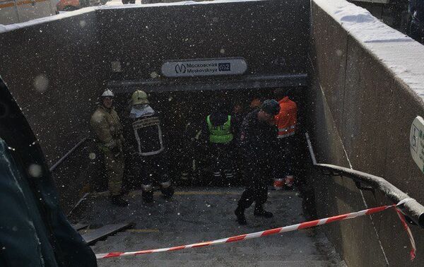 Пенсионер въехал на автомобиле в подземный переход у метро Московская в Санкт-Петербурге - Sputnik Азербайджан