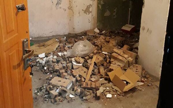 Разрушенный подъезд дома в поселке Гюнашли - Sputnik Азербайджан