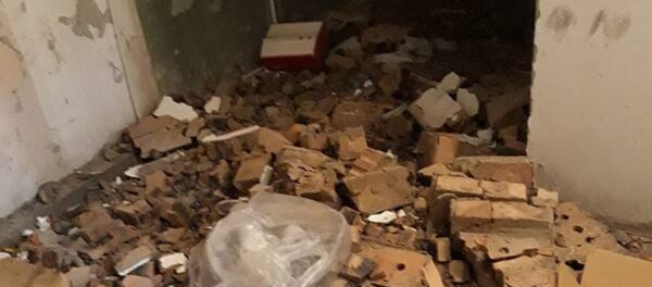 Разрушенный подъезд дома в поселке Гюнашли Разрушенный подъезд дома в поселке Гюнашли - Sputnik Азербайджан