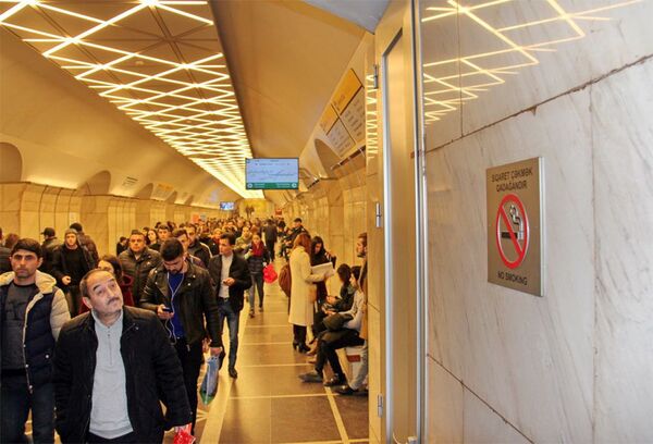 Бакинское метро вводит полный запрет на курение Бакинское метро вводит полный запрет на курение - Sputnik Азербайджан