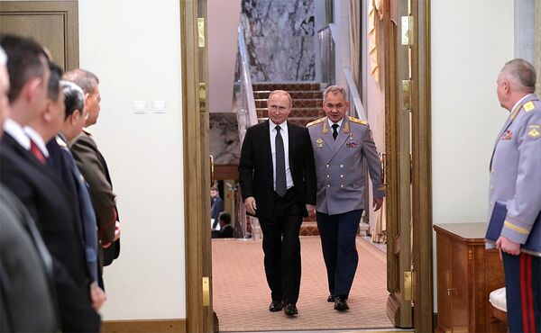 Встреча президента России Владимира Путина с министрами обороны зарубежных стран Встреча президента России Владимира Путина с министрами обороны зарубежных стран - Sputnik Азербайджан